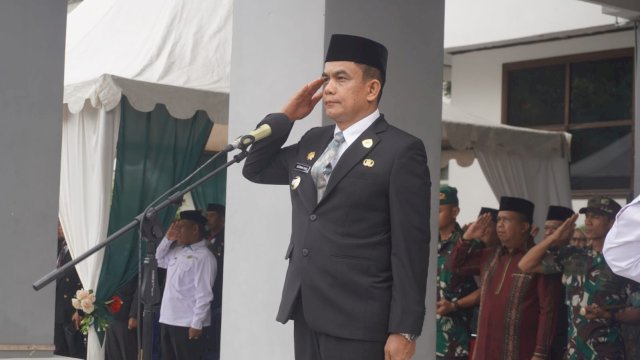 Wakil Bupati Pinrang Sudirman Bungi, S.IP., M.Si saat menjadi Pembina Upacara Peringatan Hari Amal Bakti (HAB) Kementerian Agama.