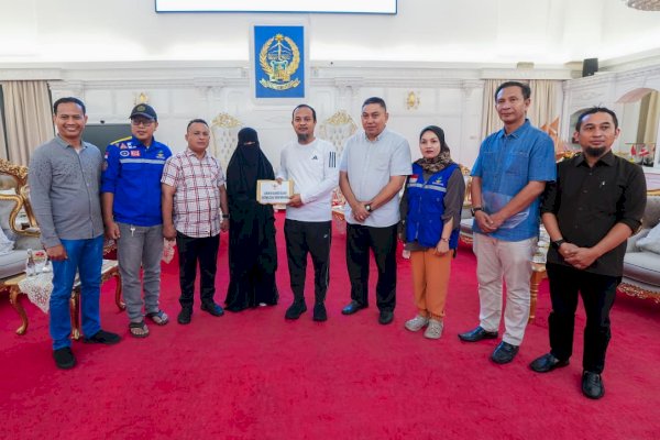 Gubernur Sulsel Serahkan Bantuan kepada Keluarga Korban Kapal Tenggelam di Pangkep