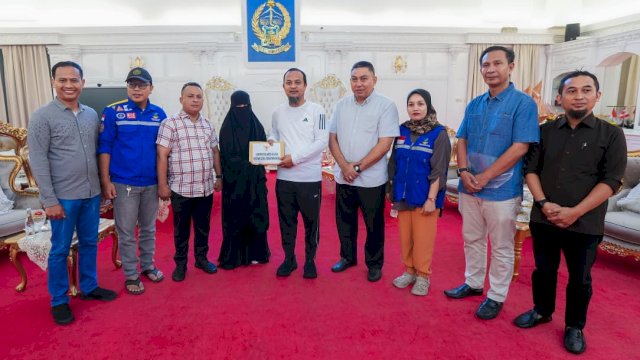 Gubernur Sulsel, Andi Sudirman Sulaiman menyerahkan bantuan donasi kepada keluarga atau ahli waris tiga korban insiden kapal tenggelam di Pangkep.