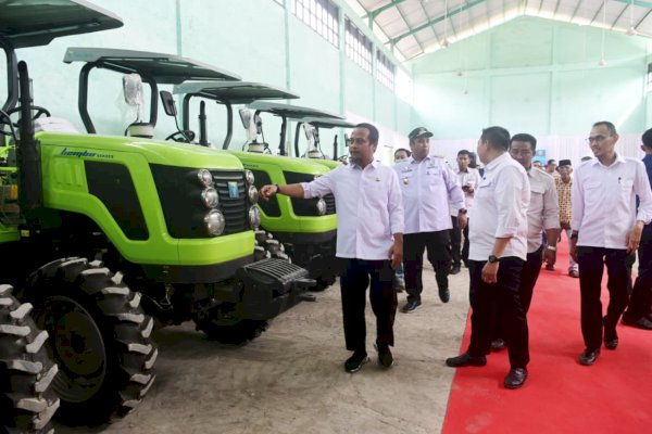 812 Kelompok Tani Sulsel Terima Alsintan, Gubernur Sulsel: Wujudkan Swasembada Pangan