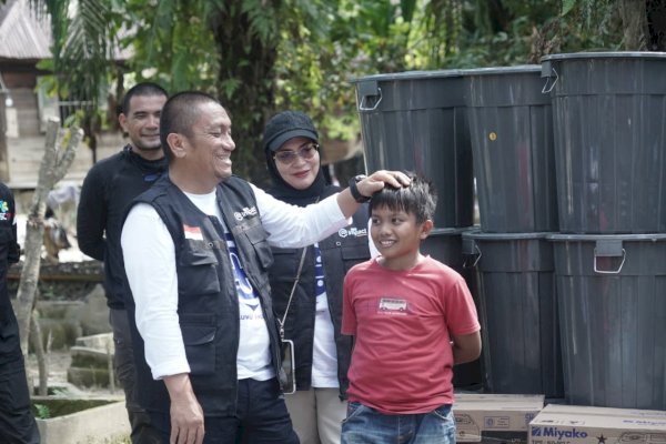 Bupati Lutim Ibas Santuni Anak Yatim Korban Bencana Banjir di Aceh Tamiang