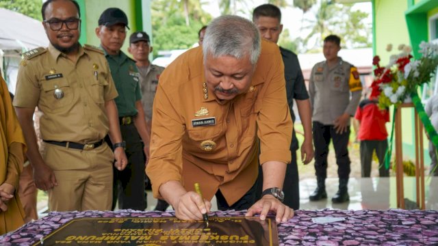 Bupati Pinrang H.A. Irwan Hamid, S.Sos saat meresmikan penggunaan Gedung Baru Pusat Kesehatan Masyarakat (Puskesmas) Malimpung.