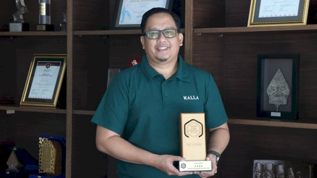 Corporate Information & Communication Technology (CICT) KALLA, Razmal Djamal, memegang penghargaan TOP Digital Implementation 2025 #Stars 4 yang diraih dalam ajang TOP DIGITAL Awards 2025.