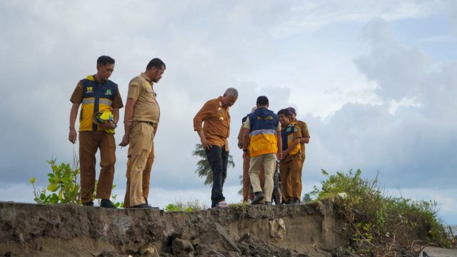 Bupati Pinrang H.A. Irwan Hamid, S.Sos melakukan kunjungan langsung ke sejumlah titik bencana.