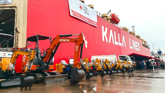 Salah satu armada RoRo milik Kalla Lines, KM Omarrasheed yang mengangkut bantuan untuk Sumatera dalam aksi Kapal Kemanusiaan Gelombang II di Pelabuhan Tanjung Priok, Jakarta Utara.