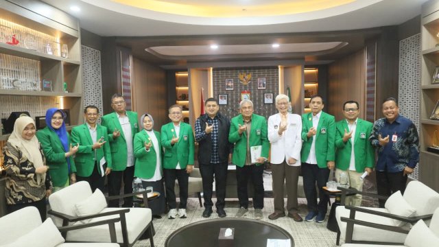 Wali Kota Makassar, Munafri Arifuddin, saat menerima kunjungan silaturahmi pengelola Academic Health Center Universitas Muslim Indonesia (AHC-UMI).
