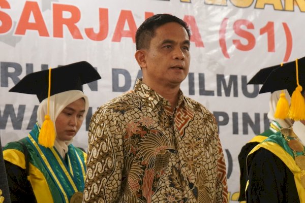 Di Hadapan Wisudawan STKIP DDI Pinrang, Wabup Sudirman Tekankan Kolaborasi Bangun SDM