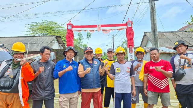 Bantuan logistik dari Gubernur Sulawesi Selatan kepada warga terdampak banjir di Kota Makassar.