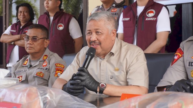 Bupati Pinrang H.A. Irwan Hamid, S.Sos yang hadir langsung gelar perkara pengungkapan kasus narkotika yang digelar di Halaman Mapolres Pinrang.