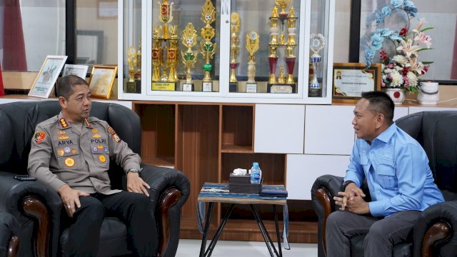Kapolrestabes Makassar, Kombes Pol. Arya Perdana, SH, S.I.K., M.Si, bersama Ketua Koni Kota Makassar Ismail.