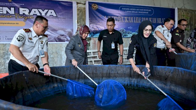 Wakil Wali Kota Makassar, Aliyah Mustika Ilham, menghadiri kegiatan Panen Raya Ketahanan Pangan di Sarana Asimilasi dan Edukasi (SAE) Lapas Kelas I Makassar.