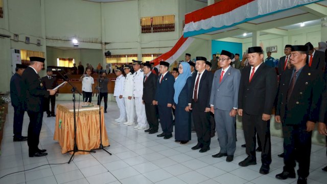 Bupati Pinrang, Irwan Hamid, saat melantik pejabat lingkup Pemkab Pinrang.
