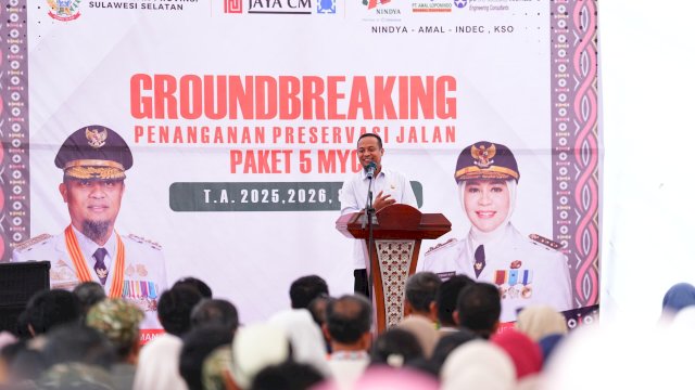 Gubernur Sulawesi Selatan Andi Sudirman Sulaiman secara resmi melakukan ground breaking pembangunan Jalan Paket 5.