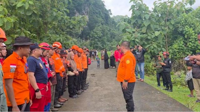upaya pencarian terus dilakukan oleh tim gabungan dari berbagai unsur di pegunungan karst di kawasan Leang-Leang, Kabupaten Maros.