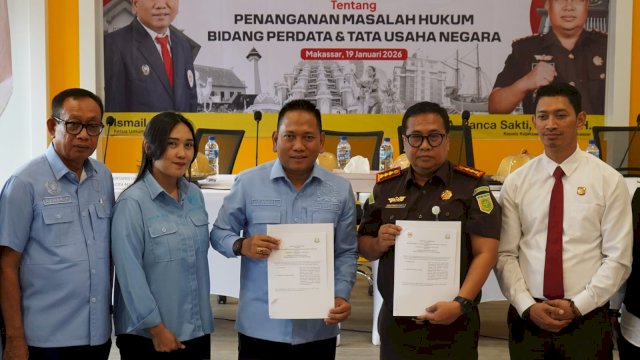 Penandatanganan Memorandum of Understanding (MoU) oleh Ketua KONI Kota Makassar, Ismail dan Kepala Kejari Makassar, Andi Panca Sakti.