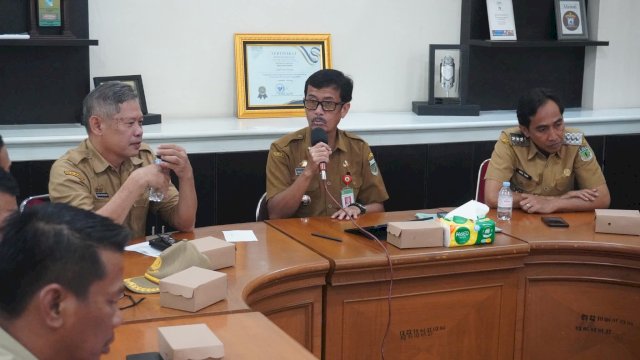 Sekretaris Daerah Kabupaten Pinrang, A. Calo Kerrang, memimpin rapat persiapan penertiban. (Dok.Humas Pinrang)
