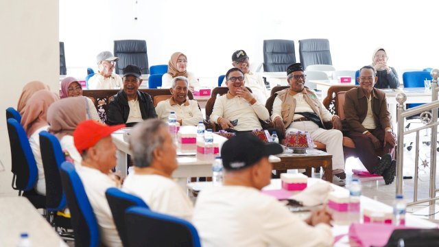 Sekretaris Daerah Provinsi Sulawesi Selatan, Jufri Rahman, membuka secara resmi Musyawarah dan Rapat Umum Anggota Ikatan Kekeluargaan Alumni Bappeda (IKABA) Sulawesi Selatan Tahun 2026. (Dok. Humas Pemprov Sulsel)