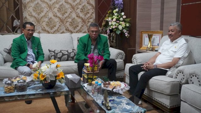 Bupati Pinrang, H. A. Irwan Hamid, menerima kunjungan silaturahmi Pengurus Lembaga Pengabdian kepada Masyarakat Universitas Muslim Indonesia. (Dok. Humas Pemkab Pinrang)