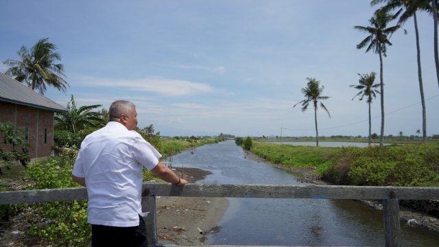 Bupati Pinrang H. A. Irwan Hamid, S.Sos saat meninjau langsung kondisi jembatan yang mengalami kerusakan. (Dok. Humas Pemkab Pinrang)