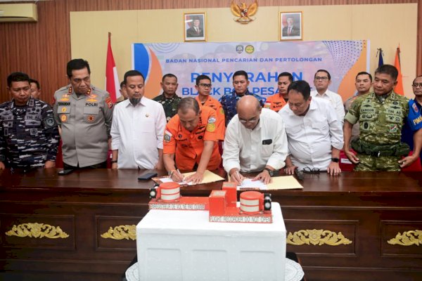 Penyerahan Black Box ATR 42-500 PK-THT, Gubernur Sulsel Apresiasi Kerja Tim