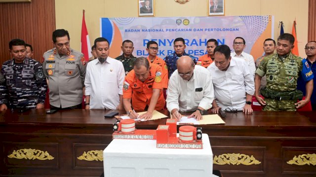 Gubernur Sulsel, Andi Sudirman Sulaiman, menyaksikan langsung penyerahan black box pesawat ATR 42-500 PK-THT. (Dok. Humas Pemprov Sulsel)