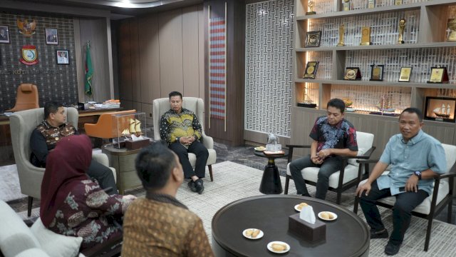 Wali Kota Makassar, Munafri Arifuddin bersama bersama jajaran Perumda Terminal Makassar Metro membahas langkah strategis optimalisasi pengelolaan tiga terminal.