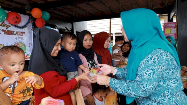 Ketua Tim Penggerak PKK Kabupaten Pinrang, Hj. Sri Widiati A. Irwan, saat meresmikan penggunaan tiga Rumah Gizi di tiga desa di Kecamatan Mattiro Sompe. (Dok. Humas Pemkab Pinrang)