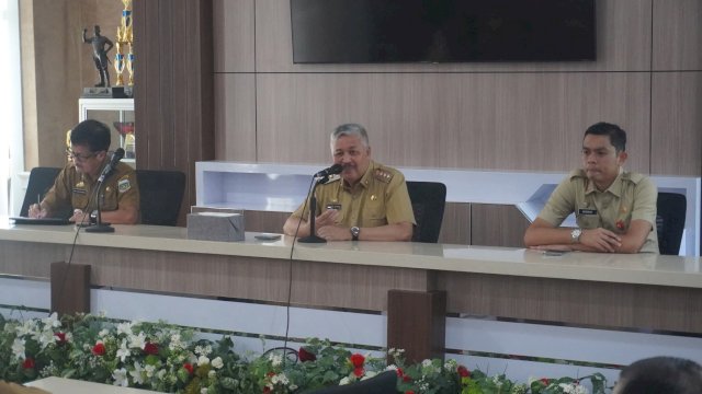 Bupati Pinrang H.A. Irwan Hamid, S.Sos memimpin langsung rapat koordinasi bersama Sekretaris Daerah Kabupaten Pinrang A. Calo Kerrang.
