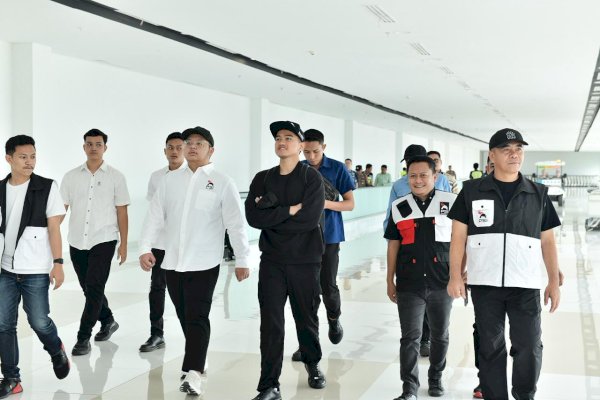 Sulsel All Out! Ratusan Mobil PSI Sambut Kedatangan Kaesang Pangarep saat Tiba di Makassar