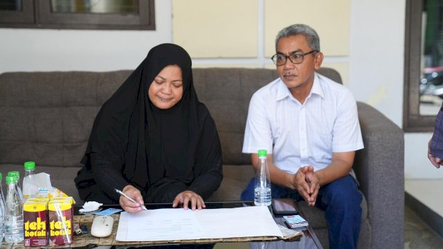 Gubernur Sulawesi Selatan, Andi Sudirman Sulaiman menyerahkan bantuan santunan kepada keluarga korban kecelakaan pesawat ATR 42-500.