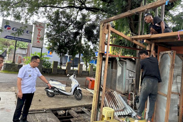 Puluhan Tahun Berdiri Diatas Trotoar, Pemkot Tertibkan 19 Lapak PKL di Jalan Sultan Alauddin
