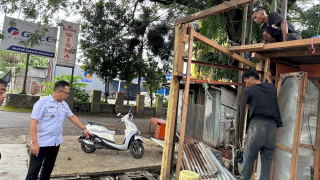 Penertiban bangunan liar berupa lapak pedagang kaki lima (PKL) di Kecamatan Rappocini.