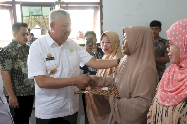 Bupati Pinrang Serahkan 70 Sertifikat Tanah, Warga Desa Kaballangan Kini Miliki Kepastian Hukum