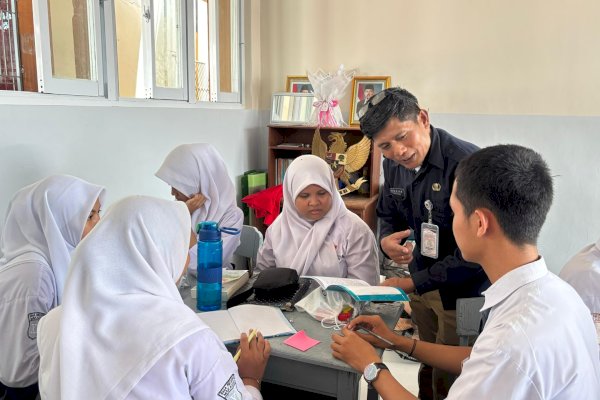 Lewat Program KPU Mengajar, Siswa SMAN 8 Makassar Didorong Pahami Demokrasi Sejak Dini