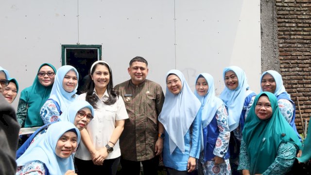 Wali Kota Makassar Munafri Arifuddin, Ketua TP PKK Kota Makassar Melinda Aksa bersama Wakil Menteri Kependudukan dan Pembangunan Keluarga (Wamendukbangga) Ratu Ayu Isyana Bagoes Oka.