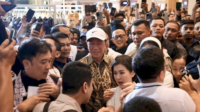 Presiden ke-7 Republik Indonesia, Joko Widodo (Jokowi), tiba di Kota Makassar.