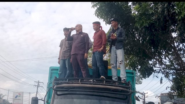 Ketua DPRD Palopo Darwis saat bersama mahasiswa yang Demo soal pembentukan Provinisi Luwu Raya.(F-IST)