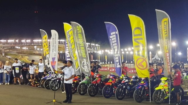 Bupati Sidrap, Syaharuddin Alrif, saat memberi sambutan pada gelaran Sulawesi Cup Race di Sirkuit Puncak RMS Mario, Kabupaten Sidenreng Rappang (Sidrap).