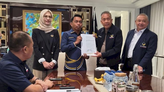Waketum DPP NasDem, Saan Mustopa, menyerahkan SK Kepada Ketua DPW NasDem Sulsel, Syaharuddin Alrif.