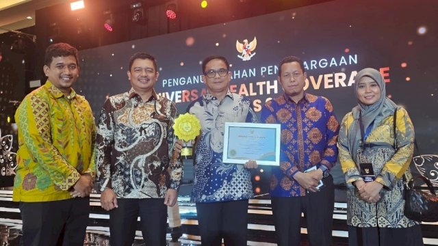Wakil Bupati Pinrang Sudirman Bungi, S.IP., M.Si menerima Penghargaan kategori Pratama UHC dari BPJS Kesehatan.