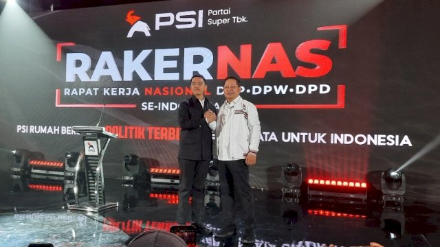 Ketua Umum PSI, Kaesang Pangarep, memakaikan jaket PSI ke Rusdi Masse.