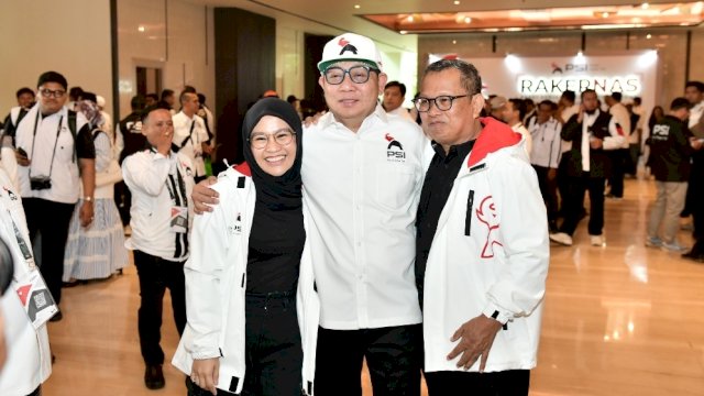 Rezki Mulfiati Lutfi, Rusdi Masse dan Lutfi Halide foto bersama di lokasi Rakernas PSI usai resmi jadi kader.