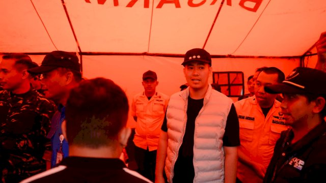 Bupati Pangkep Yusran Lalogau Tinjau Posko Evakuasi Pesawat 42-500 di Desa Tompo Bulu.