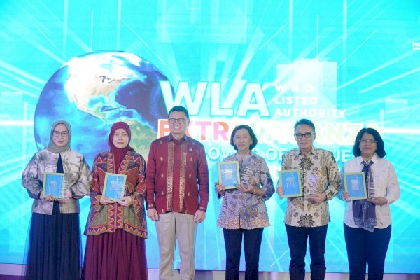 Aliyah Mustika Ilham Terima Penghargaan pada WLA Extravaganza BPOM RI