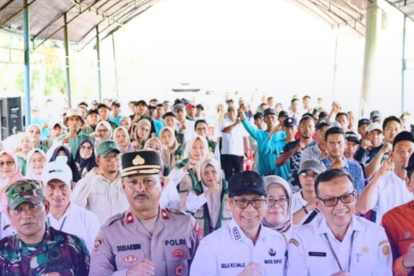 Modernisasi Pertanian, Pemkab Soppeng Serahkan 8,5 Ton Benih Padi