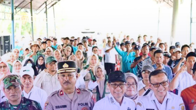 Modernisasi Pertanian, Pemkab Soppeng Serahkan 8,5 Ton Benih Padi