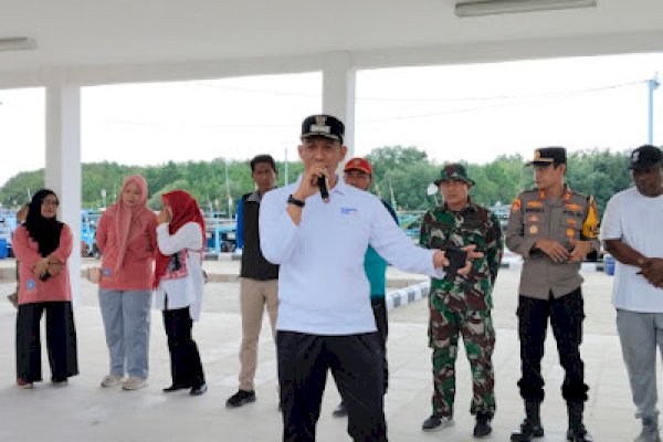 Jelajah Sampah Pesisir di Tongke-Tongke, Wabup Sinjai Gaungkan “Tante Lisa”