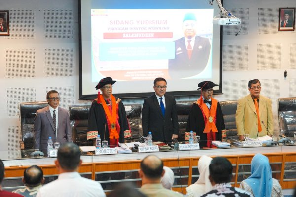 Sekretaris Daerah Sulsel Hadiri dan Uji Sidang Disertasi Program Doktor FISIP Unhas