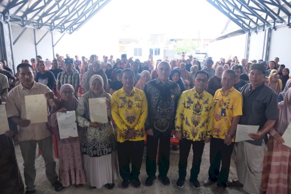 Bupati Soppeng Suwardi Serahkan Sertipikat PTSL Lanjutan kepada Warga Macanre
