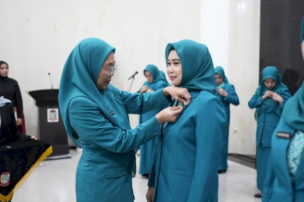Perkuat Ketahanan Keluarga, Ketua TP PKK Makassar Resmi Lantik 13 Ketua Kecamatan